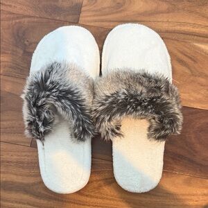 Pottery Barn White and Gray Women's Slippers - M
